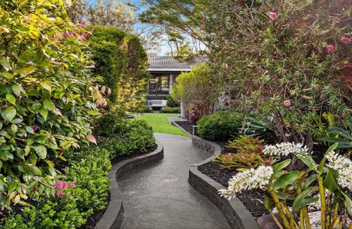 Buff Point House | LAKESIDE SUNSET RETREAT