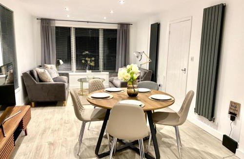 Abertillery House | Lakeside View With Hot Tub