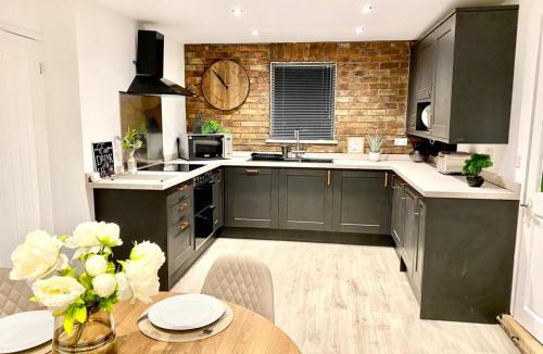 Abertillery House | Lakeside View With Hot Tub