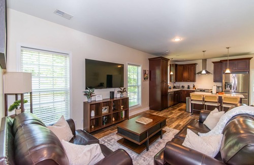 Harlem House | Lakeside Villa Retreat 5-Bedroom Oasis with 6 TVs, 3-Acres of Waterfront, Fishing & Canoe Adventures!