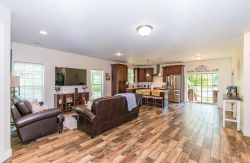 Harlem House | Lakeside Villa Retreat 5-Bedroom Oasis with 6 TVs, 3-Acres of Waterfront, Fishing & Canoe Adventures!
