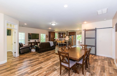 Harlem House | Lakeside Villa Retreat 5-Bedroom Oasis with 6 TVs, 3-Acres of Waterfront, Fishing & Canoe Adventures!