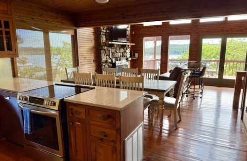 Beaver Shores House | Lakeside Villa Waterfront