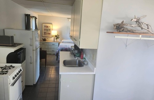 Romney Hotel | Lakeside Village Park Motel