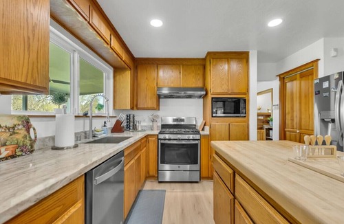 Shenandoah Valley House | Lakeside Vineyard Retreat