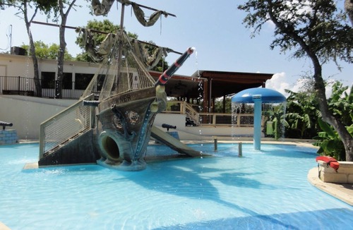 Volente Cabin | LakeTravis 1BR Bungalow #7: Free waterpark, walk to dining, marina, lake &beach