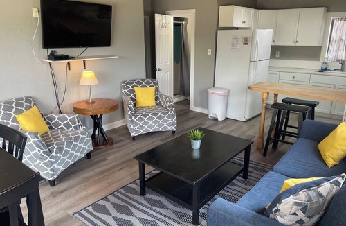 Volente Cabin | LakeTravis 2BR Bungalow 8:Free waterpark, walk to dining, marina, lake