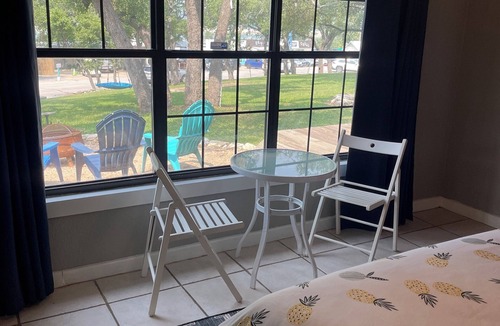 Volente Cabin | LakeTravis 2BR Bungalow 8:Free waterpark, walk to dining, marina, lake