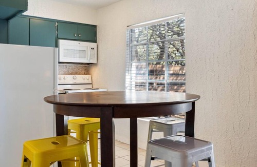 Volente Cabin | LakeTravis Bungalow 1