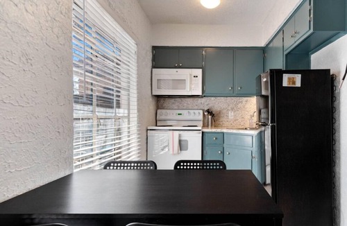 Volente Cabin | LakeTravis Bungalow 2