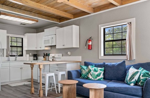 Volente Cabin | LakeTravis Bungalow8