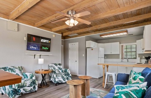 Volente Cabin | LakeTravis Bungalow8