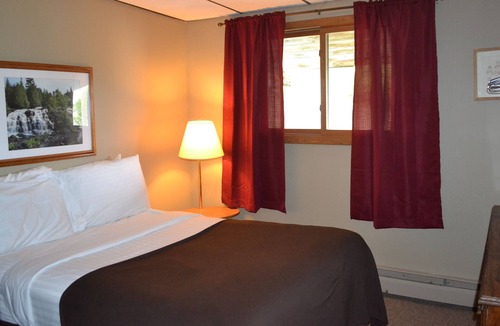 Bergland Cabin | Lakeview 2 bedroom Suite