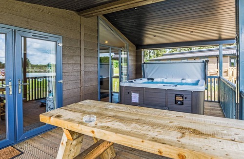 Woodhall Spa Ski Chalet | Lakeview 2 Pet Friendly