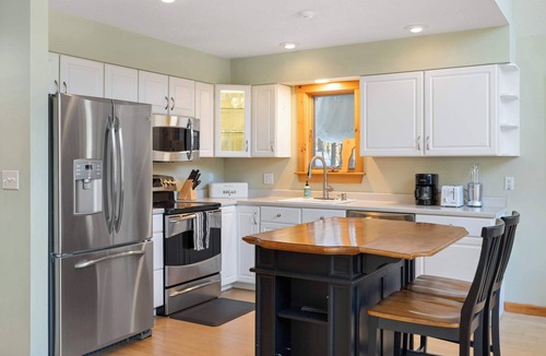 Ludlow House | Lakeview 3-BR Residence 10-min to Okemo