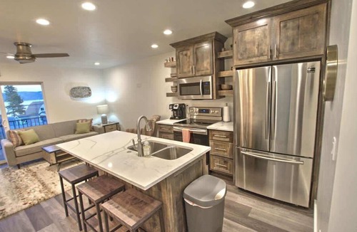 Garden City Condo | Lakeview #33 - Pool, Hot Tub, and Lake Access!