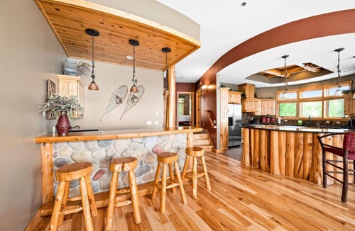 Two Harbors Condo | Lakeview 5 bedroom Executive Suite