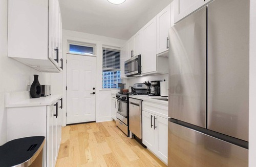 Lakeview Apartment | Lakeview 6BD Group Retreat: Two Apts Side by Side