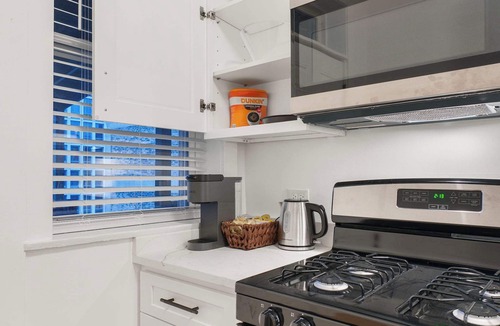 Lakeview Apartment | Lakeview 6BD Group Retreat: Two Apts Side by Side