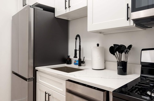 Lakeview Apartment | Lakeview 6BD Group Retreat: Two Apts Side by Side