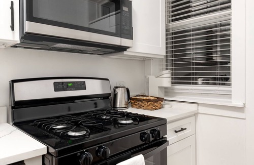 Lakeview Apartment | Lakeview 6BD Group Retreat: Two Apts Side by Side