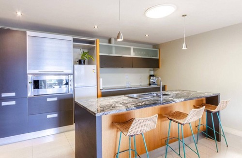 Waipahihi Apartment | Lakeview Apartment - Modern, Entertain, Work