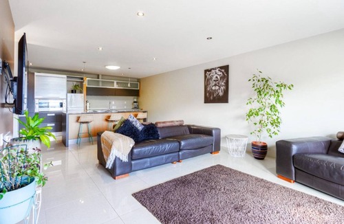 Waipahihi Apartment | Lakeview Apartment - Modern, Entertain, Work