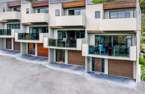 Waipahihi Apartment | Lakeview Apartment - Modern, Entertain, Work