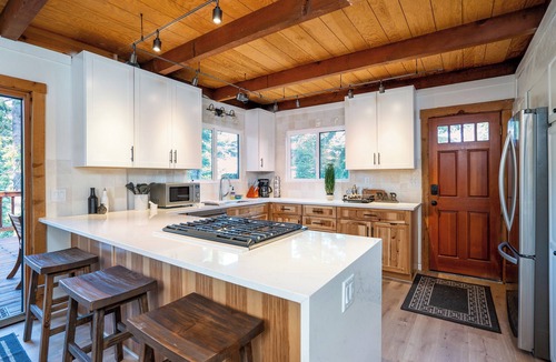 Ridgewood Cabin | Lakeview, Beautifully Remodeled Hilltop Cabin With Wraparound Deck.