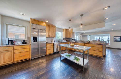 Tahoe Vista Cabin | Lakeview by AvantStay | Private Waterfront Cabin w/Hot Tub & Views