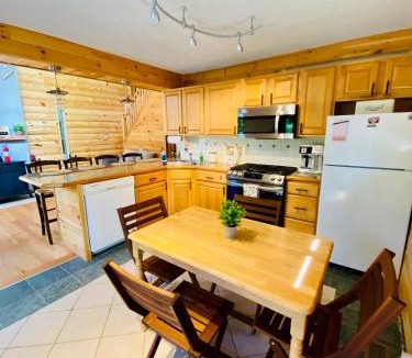 Hamlin House | Lakeview Cabin in The Hideout