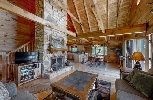 New Tazewell House | Lakeview Cabin Sleeps 10 Pool Table Hot Tub