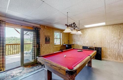 New Tazewell House | Lakeview Cabin Sleeps 10 Pool Table Hot Tub