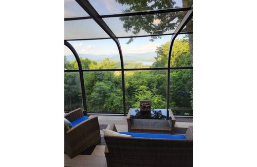 Young Harris Cabin | Lakeview Cabin with hot tub