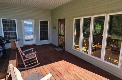 Town of Webb Ski Chalet | Lakeview Chalet @ Beachfront Eagle Bay Village
