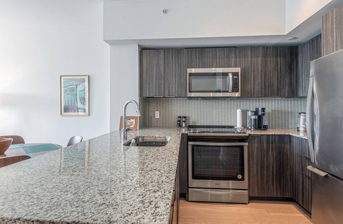 Humber Bay Shores Condo | Lakeview Condo in New Luxury Building Free Parking