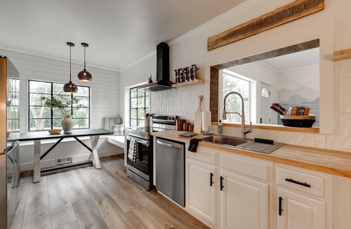 Hixson House | Lakeview Cottage ~ Coffee Bar ~ Cornhole