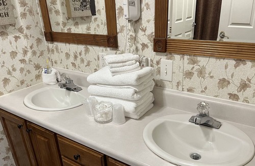 Kirby Cottage | Lakeview cottage on Lake Greeson with private hot tub!