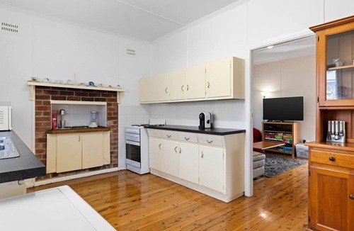 Toukley House | Lakeview Cottage Toukley