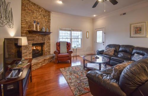 Young Harris Apartment | Lakeview Dreams