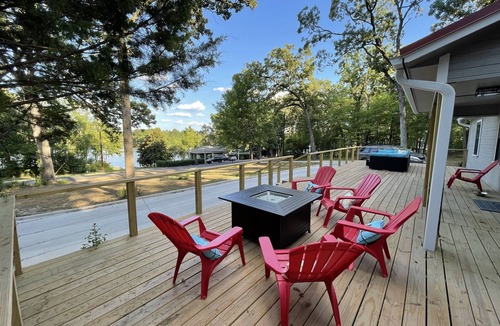 Wood County Cottage | Lakeview Escape: Charming cottage with private dock on Lake Holbrook
