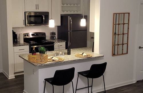 Doctors Inlet Apartment | Lakeview Escape