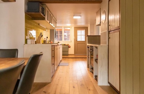 Ringgenberg Apartment | Lakeview Family Apartment