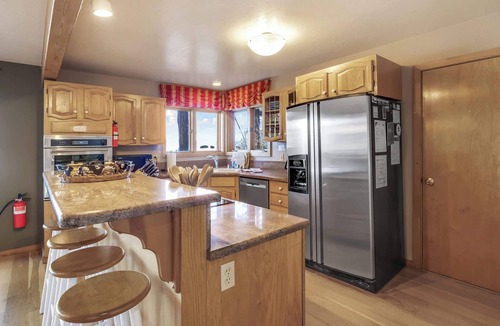 Ridgewood House | Lakeview Hideaway – 3BDR for 8 w/Private Hot Tub!