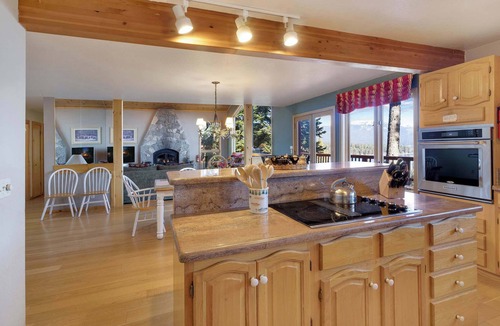 Ridgewood House | Lakeview Hideaway – 3BDR for 8 w/Private Hot Tub!