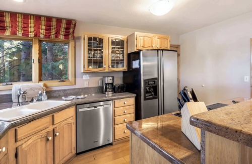 Ridgewood House | Lakeview Hideaway – 3BDR for 8 w/Private Hot Tub!