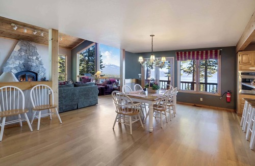 Ridgewood House | Lakeview Hideaway – 3BDR for 8 w/Private Hot Tub!