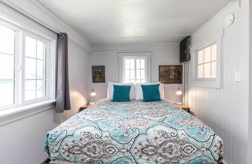 Rockaway Beach Cottage | Lakeview Historic Rockaway Beach Cottage - Boat Ramp