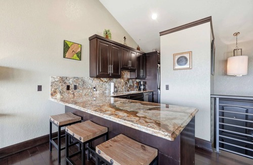 Prairie Creek Condo | Lakeview Home in Rogers with Firepit & Balcony