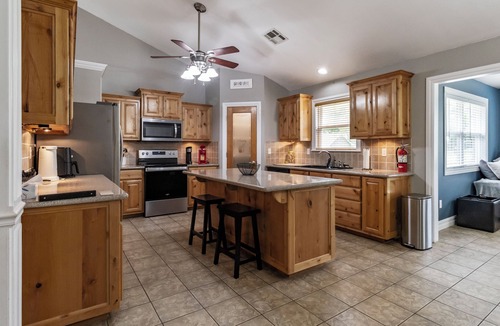 Grove House | Lakeview Home in serene setting, 3 mi to Grove! Perfect for families & fishermen